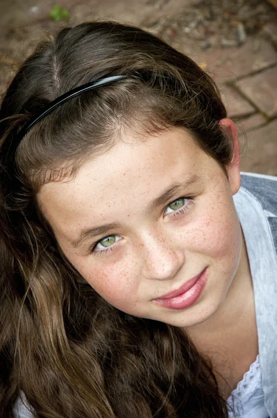 Außenporträt eines kleinen Mädchens, das lächelt — Stockfoto