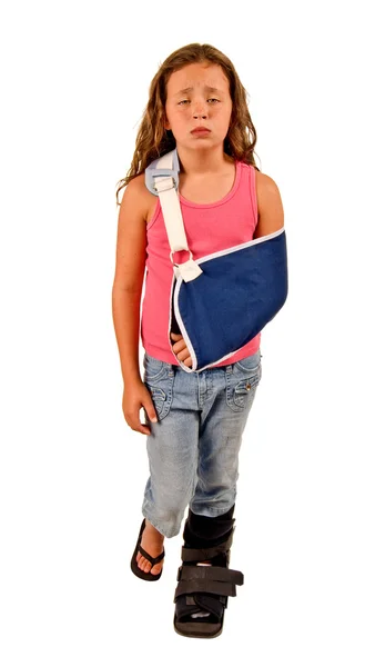 Pauvre petite fille blessée avec élingue de bras et attelle de pied — Photo