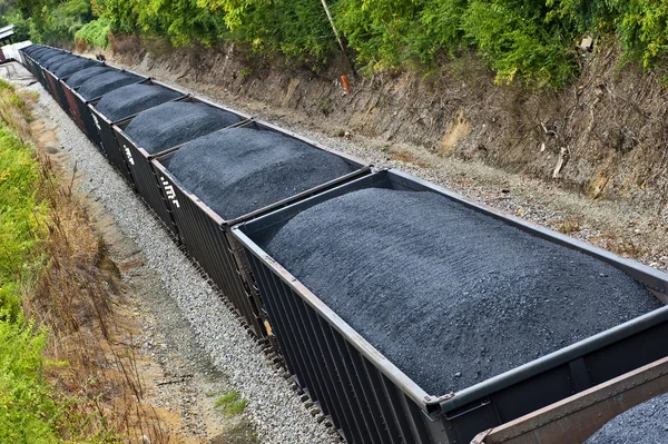 Tren de carga de carbón lleno de carbón — Foto de Stock
