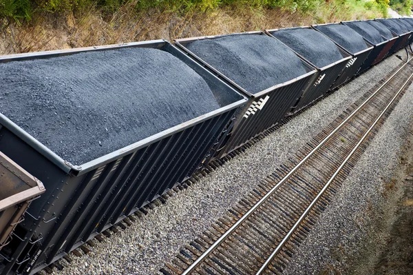Tren de carga de carbón lleno de carbón — Foto de Stock