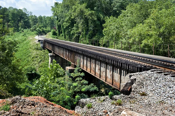 Horizontale Aufnahme von Eisenbahngleisbrücke — Stockfoto