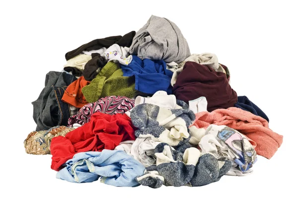 Riesiger Haufen schmutzige Wäsche isoliert auf weißem Grund — Stockfoto