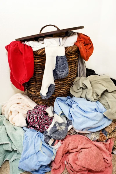 Cesto di vestiti traboccante di sporco lavanderia — Foto Stock