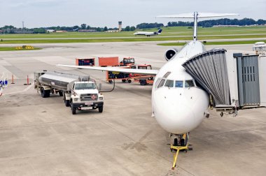 Uçak servis sırasında başka bir tane toprakları kapısında olmak