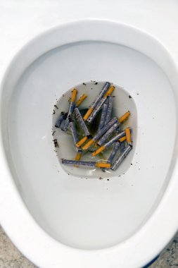 Tuvalet kase tam sigara durdurmak sigara kavramı gösterilen