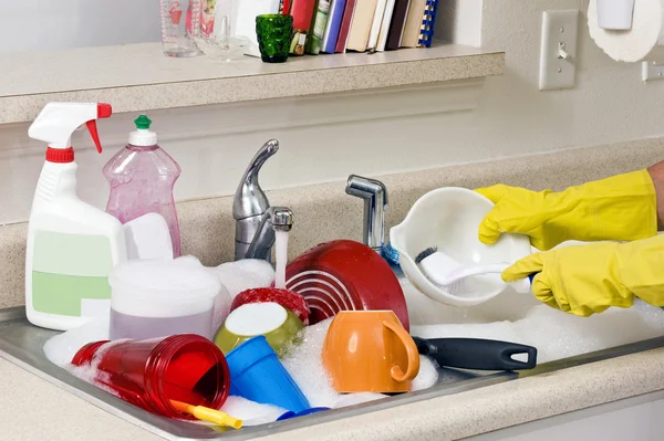 Mutfak Lavaboda kirli bulaşıkları yıkama — Stok fotoğraf