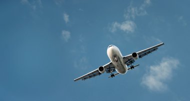 Büyük ticari uçak gökyüzünde