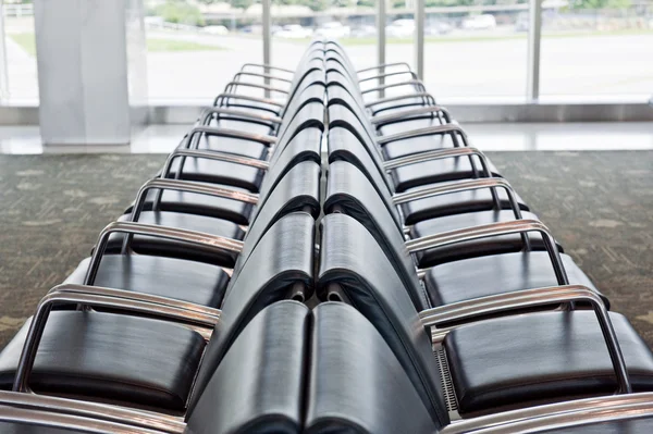 Long Shot Of A Row Of Empty Seats At Airport Terminal — Stock Photo, Image