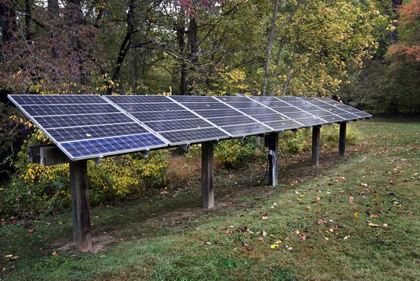 Paneles de energía solar entre árboles —  Fotos de Stock