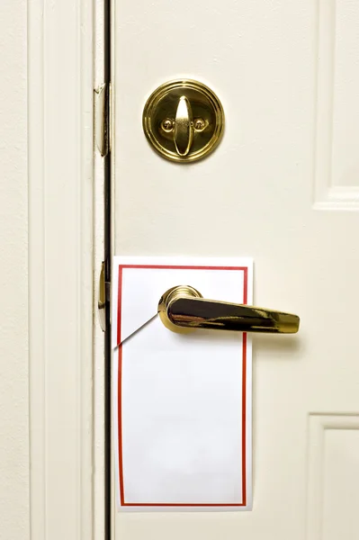 ドアの取っ手に空白ドアハンガー — ストック写真