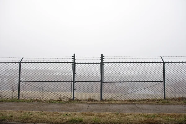 Niebla densa detrás de una cerca larga —  Fotos de Stock