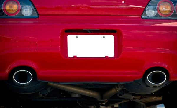 Kırmızı araba ile kopya alanı boş plaka