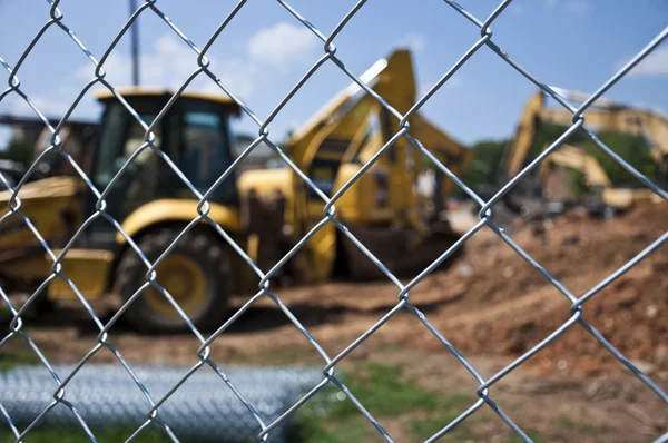 Sitio de construcción con cerca de enlace de cadena — Foto de Stock