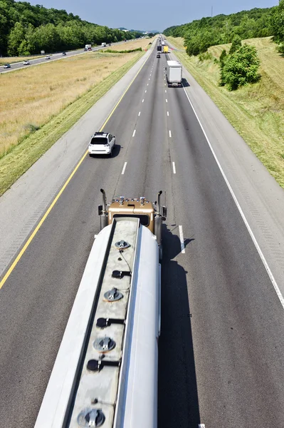 Scenario lungo l'autostrada con camion a benzina — Foto Stock