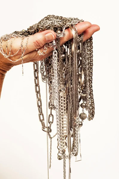 Pahalı gümüş takı tutan el