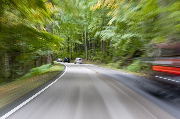 Szybki samochód na drodze z Blur Motion — Zdjęcie stockowe