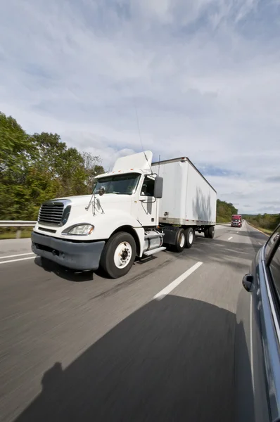 Passando grandes caminhões na estrada — Fotografia de Stock