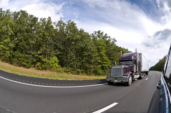 Passerar en Semi Truck på motorvägen — Stockfoto