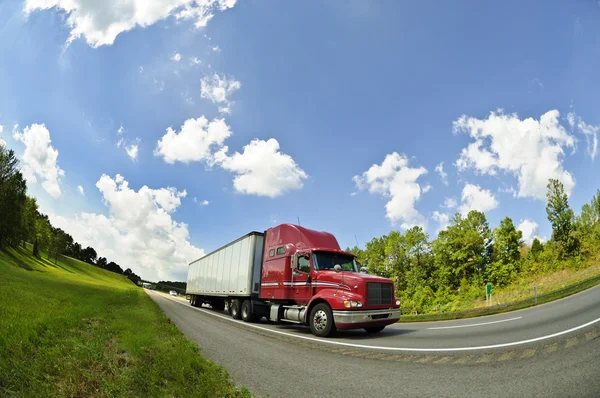 Autostrada con grande camion rosso — Foto Stock