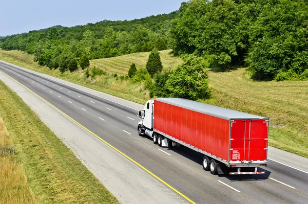 Camión rojo moviéndose en la carretera — Foto de Stock