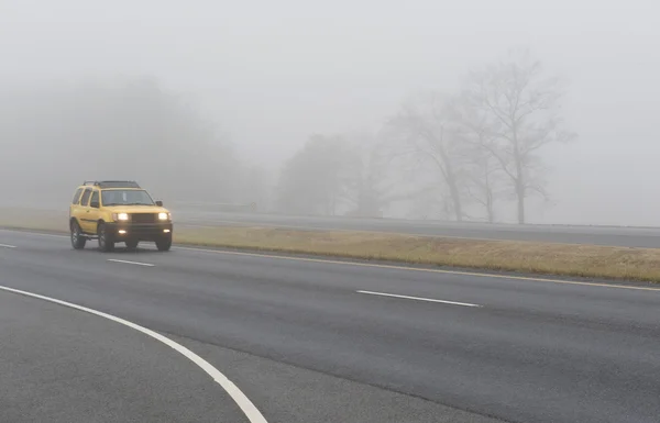 车辆在雾中 — 图库照片