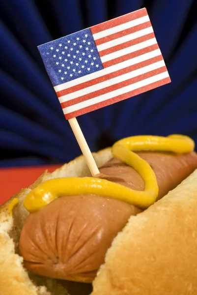 Der amerikanische Hot Dog mit patriotischer Flagge — Stockfoto