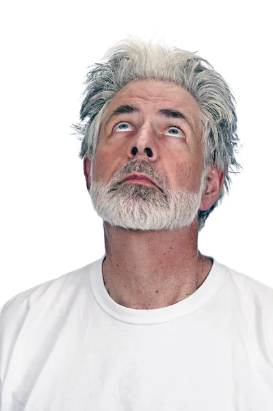 Alter bärtiger Mann blickt auf weißem Hintergrund auf — Stockfoto