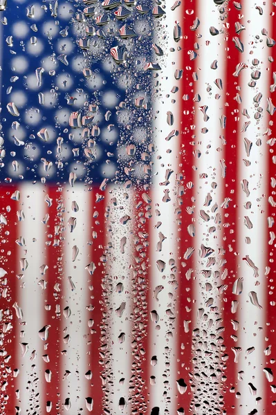 Amerikanische Flagge unter nassem Glas — Stockfoto