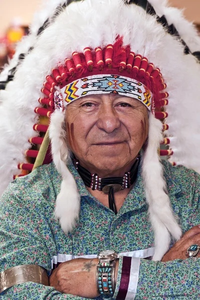 Retrato de indio nativo americano en tocado auténtico completo —  Fotos de Stock