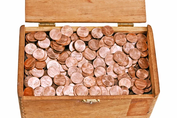 Pennies em uma caixa de madeira vintage — Fotografia de Stock