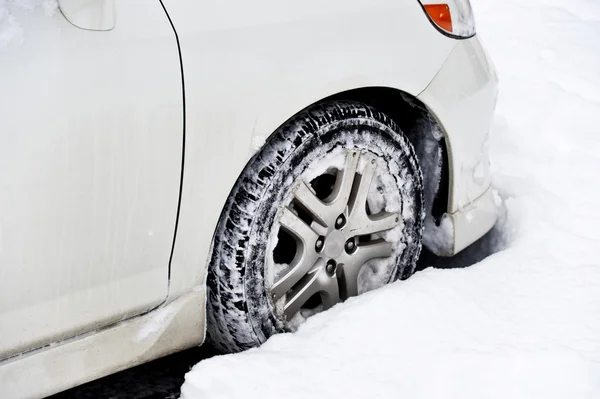 Carro preso na neve — Fotografia de Stock