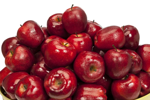 Grandes manzanas rojas jugosas cubiertas por el rocío de la mañana —  Fotos de Stock