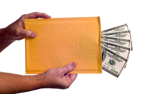 Handen met lege envelop met geld geïsoleerd — Stockfoto