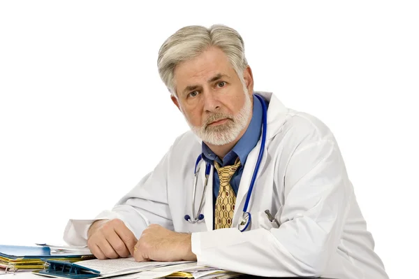 Zmęczony lekarz w informacji turystycznej na białym tle — Zdjęcie stockowe