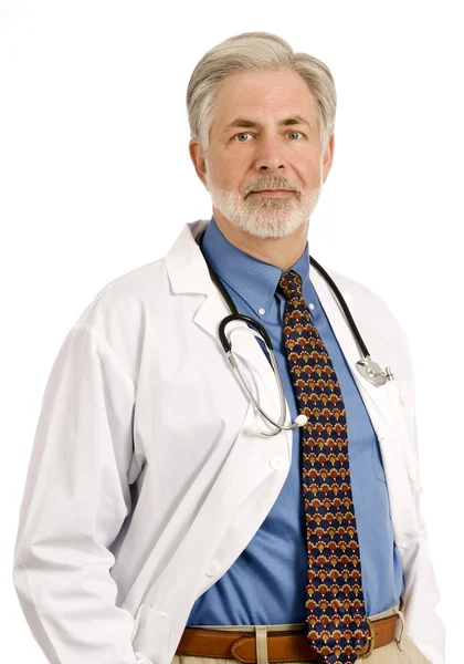 Retrato de um médico sênior sorrindo — Fotografia de Stock
