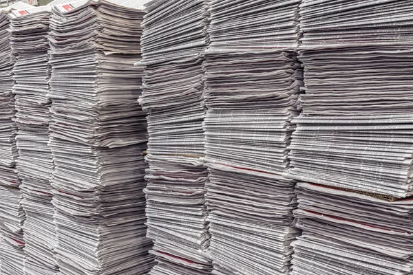 Muchas pilas de periódicos — Foto de Stock