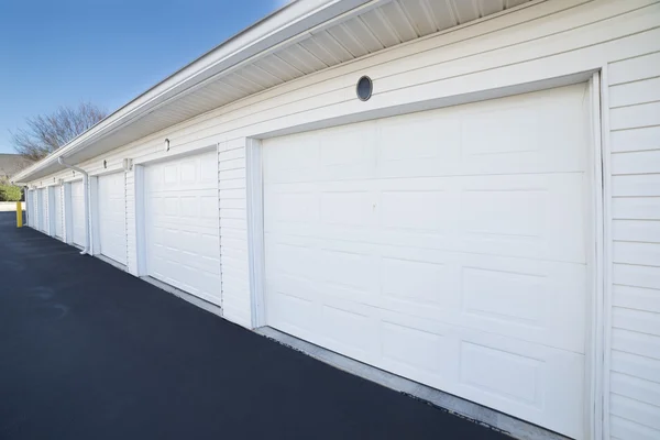 Fila di porte del garage al parcheggio per le case appartamento — Foto Stock