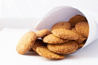 Tasarım için beyaz tabakta susam tohumlu kurabiyeler