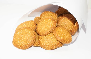 Tasarım için beyaz tabakta susam tohumlu kurabiyeler