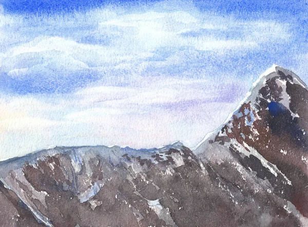 Suluboya manzarası. Mavi gökyüzü ile güneşe karşı karanlık dağ.. — Stok fotoğraf
