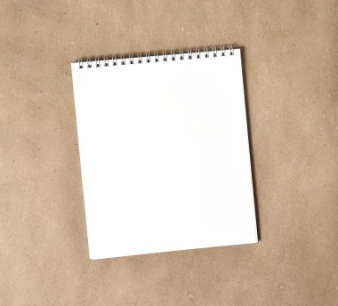 Metin ve yazıtlar için beyaz boşluk içeren sarmal not defteri. 