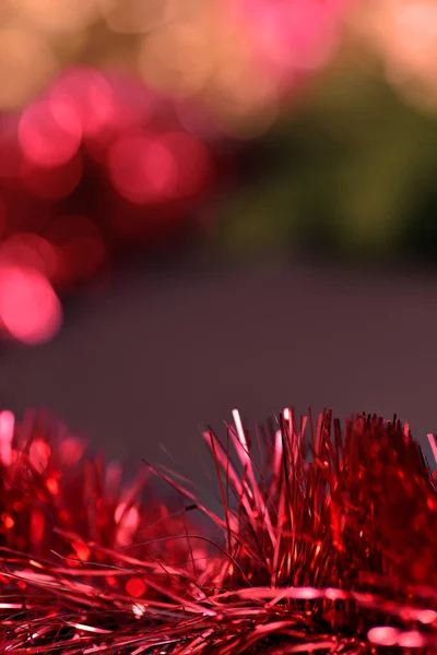 Fondo abstracto oropel rojo para el árbol de Navidad, luces borrosas de color de fondo. — Foto de Stock