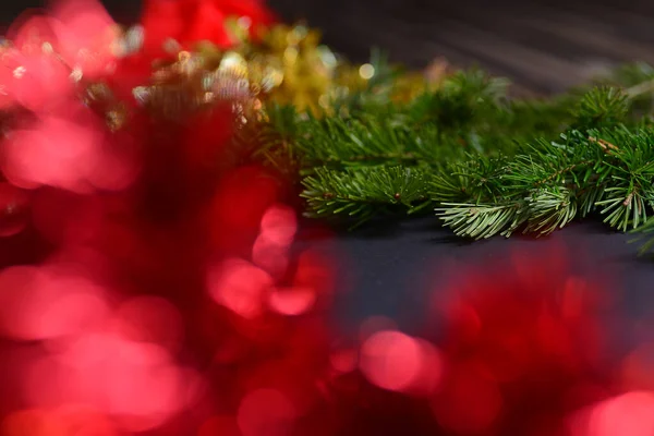 Orange pärlor med runda pärlor för att dekorera julgranen, närbild mot en bakgrund av suddigt rött ljus från lamporna. — Stockfoto