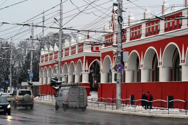 Öğleden sonra Kaluga sokaklarında yürü..
