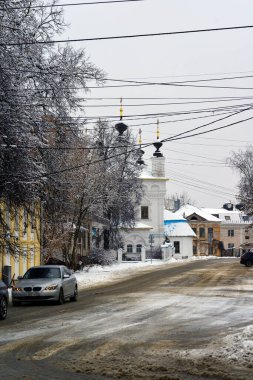Kaluga 'nın akşam sokakları Yeni Yıl tatili