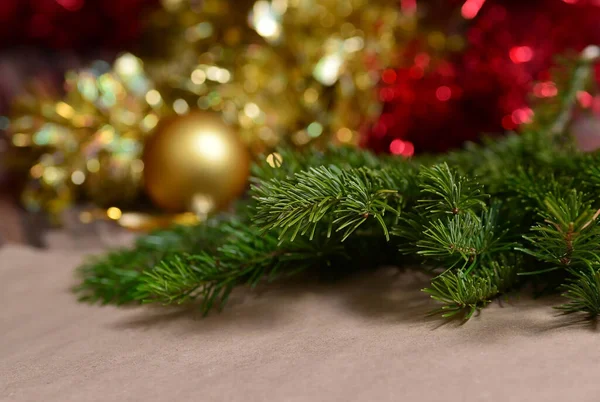 新年和圣诞节的冬季背景，冷杉枝条，金银花，圣诞树装饰，橙色珠子，模糊的灯光. — 图库照片