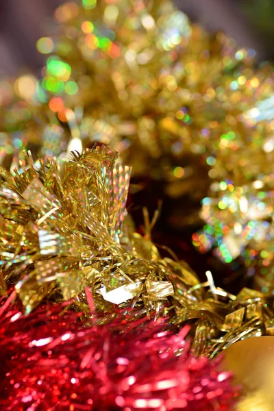 Resumen Año Nuevo y Navidad largo fondo horizontal. Tinsel rojo y dorado, el fondo está borroso. —  Fotos de Stock