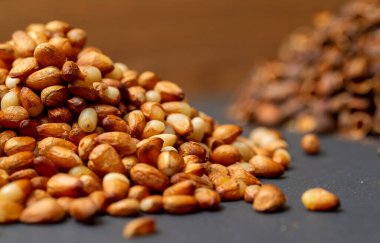 Sibirya 'dan bir yığın çam fıstığı, kabuğundan soyulmuş.. 