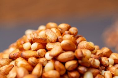 Sibirya 'dan bir yığın çam fıstığı, kabuğundan soyulmuş, yakın plan..