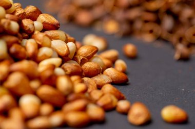 Soyulmuş Sibirya çam fıstığı, sarı çekirdekler.. 